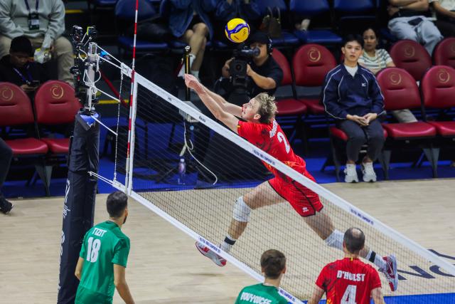 (250918) -- QUEZON CITY, Sept. 18, 2025 (Xinhua) -- Ferre Reggers (Top) of Belgium competes during the pool F match between Belgium and Algeria at the FIVB Men's World Championship 2025 in Quezon City, the Philippines, on Sept. 18, 2025. (Xinhua/Rouelle Umali)