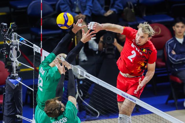 (250918) -- QUEZON CITY, Sept. 18, 2025 (Xinhua) -- Ferre Reggers (R) of Belgium competes during the pool F match between Belgium and Algeria at the FIVB Men's World Championship 2025 in Quezon City, the Philippines, on Sept. 18, 2025. (Xinhua/Rouelle Umali)