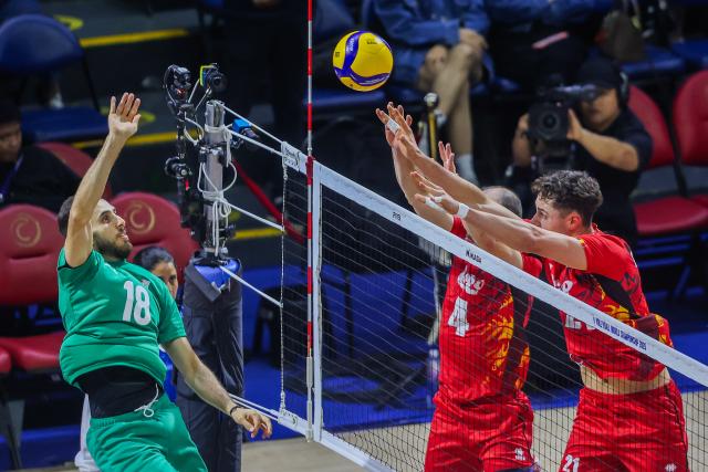 (250918) -- QUEZON CITY, Sept. 18, 2025 (Xinhua) -- Tizit Farouk (L) of Algeria competes during the pool F match between Belgium and Algeria at the FIVB Men's World Championship 2025 in Quezon City, the Philippines, on Sept. 18, 2025. (Xinhua/Rouelle Umali)