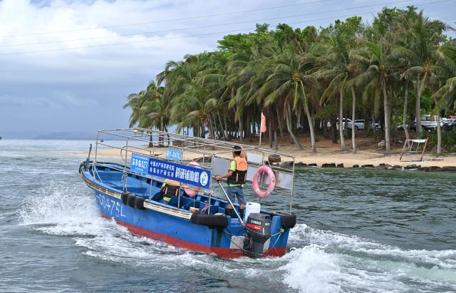 (250918) -- LINGSHUI, Sept. 18, 2025 (Xinhua) -- Staff members are on the way to an offshore yellowfin tuna breeding base by boat in Lingshui Li Autonomous County, south China's Hainan Province, on Sept. 17, 2025. In recent years, Hainan Province has accelerated the development of its fishery industry by giving full play to its advantages in marine fisheries.
  Thanks to technological breakthroughs, the South China Sea Fisheries Research Institute of the Chinese Academy of Fishery Sciences established an offshore yellowfin tuna breeding base in Lingshui, which has achieved artificial spawning and hatching of yellowfin tunas. (Xinhua/Guo Cheng)