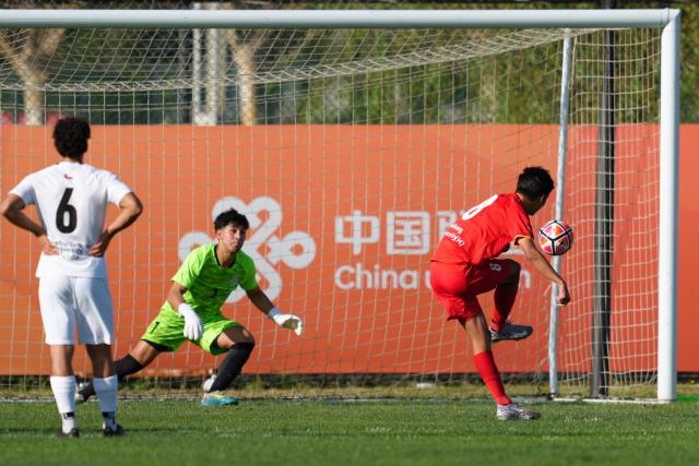 (250918) -- DALIAN, Sept. 18, 2025 (Xinhua) -- Cheng Xiyang (R) of Beihang University scores a penalty kick during the Men's Group A match between Beihang University (CHN) and Pontifical Catholic University of Chile (CHI) at 2025 FISU University World Cup Football in Dalian, northeast China's Liaoning Province, on Sept. 18, 2025. (Xinhua/Zheng Huansong)