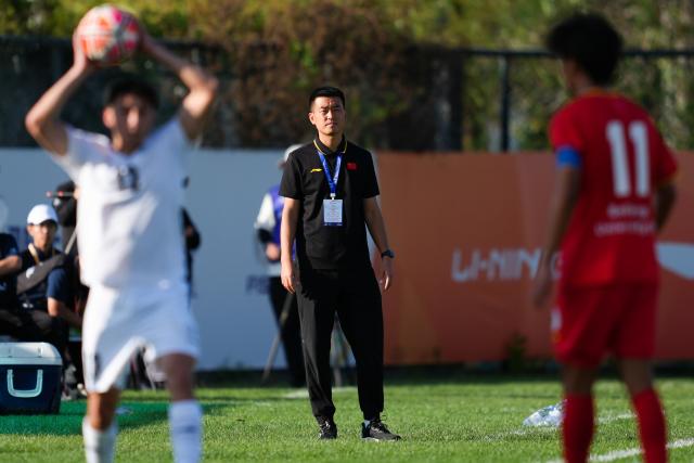 (250918) -- DALIAN, Sept. 18, 2025 (Xinhua) -- Head coach Xu Kun of Beihang University reacts during the Men's Group A match between Beihang University (CHN) and Pontifical Catholic University of Chile (CHI) at 2025 FISU University World Cup Football in Dalian, northeast China's Liaoning Province, on Sept. 18, 2025. (Xinhua/Zheng Huansong)