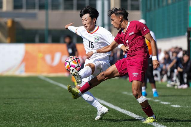 (250918) -- DALIAN, Sept. 18, 2025 (Xinhua) -- Cai Songqi (L) of Yanbian University vies against Mohamed Akazou of University Chouaib Doukkali during the Men's Group D match between University Chouaib Doukkali (MAR) and Yanbian University (CHN) at 2025 FISU University World Cup Football in Dalian, northeast China's Liaoning Province, on Sept. 18, 2025. (Xinhua/Zheng Huansong)