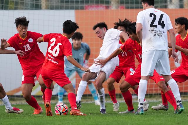 (250918) -- DALIAN, Sept. 18, 2025 (Xinhua) -- Raimundo Herceg (3rd L) of Pontifical Catholic University of Chile competes during the Men's Group A match between Beihang University (CHN) and Pontifical Catholic University of Chile (CHI) at 2025 FISU University World Cup Football in Dalian, northeast China's Liaoning Province, on Sept. 18, 2025. (Xinhua/Zheng Huansong)