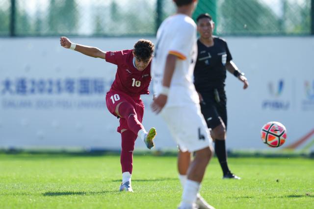 (250918) -- DALIAN, Sept. 18, 2025 (Xinhua) -- Houdaifa Jamaane of University Chouaib Doukkali shoots during the Men's Group D match between University Chouaib Doukkali (MAR) and Yanbian University (CHN) at 2025 FISU University World Cup Football in Dalian, northeast China's Liaoning Province, on Sept. 18, 2025. (Xinhua/Zheng Huansong)