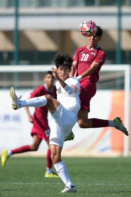 (250918) -- DALIAN, Sept. 18, 2025 (Xinhua) -- Luo Xinying (L) of Yanbian University vies with Oussama Idrissi Oudrhiri of University Chouaib Doukkali during the Men's Group D match between University Chouaib Doukkali (MAR) and Yanbian University (CHN) at 2025 FISU University World Cup Football in Dalian, northeast China's Liaoning Province, on Sept. 18, 2025. (Xinhua/Zheng Huansong)