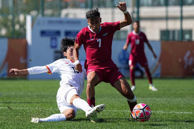 (250918) -- DALIAN, Sept. 18, 2025 (Xinhua) -- Cai Songqi (L) of Yanbian University defends against Mohamed Akazou of University Chouaib Doukkali during the Men's Group D match between University Chouaib Doukkali (MAR) and Yanbian University (CHN) at 2025 FISU University World Cup Football in Dalian, northeast China's Liaoning Province, on Sept. 18, 2025. (Xinhua/Zheng Huansong)