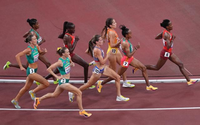 (250918) -- TOKYO, Sept. 18, 2025 (Xinhua) -- Faith Kipyegon (1st R) of Kenya competes during the women's 5000m heat at the 2025 World Athletics Championships in Tokyo, Japan, Sept. 18, 2025. (Xinhua/Ju Huanzong)