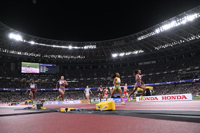 (250918) -- TOKYO, Sept. 18, 2025 (Xinhua) -- Athletes compete during the women's 200m semifinal at the 2025 World Athletics Championships in Tokyo, Japan, Sept. 18, 2025. (Xinhua/Li Gang)