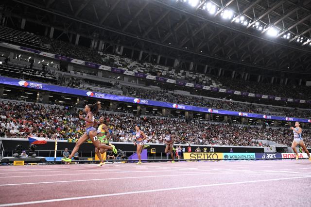 (250918) -- TOKYO, Sept. 18, 2025 (Xinhua) -- Athletes compete during the women's 200m semifinal at the 2025 World Athletics Championships in Tokyo, Japan, Sept. 18, 2025. (Xinhua/Li Gang)