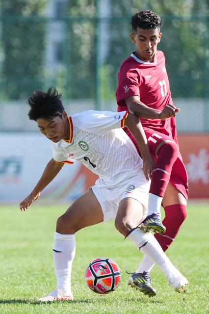 (250918) -- DALIAN, Sept. 18, 2025 (Xinhua) -- Liu Songhao (L) of Yanbian University defends against Oussama El Karouaoui of University Chouaib Doukkali during the Men's Group D match between University Chouaib Doukkali (MAR) and Yanbian University (CHN) at 2025 FISU University World Cup Football in Dalian, northeast China's Liaoning Province, on Sept. 18, 2025. (Xinhua/Zheng Huansong)
