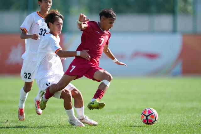 (250918) -- DALIAN, Sept. 18, 2025 (Xinhua) -- Mohamed Akazou (R) of University Chouaib Doukkali dribbles during the Men's Group D match between University Chouaib Doukkali (MAR) and Yanbian University (CHN) at 2025 FISU University World Cup Football in Dalian, northeast China's Liaoning Province, on Sept. 18, 2025. (Xinhua/Zheng Huansong)