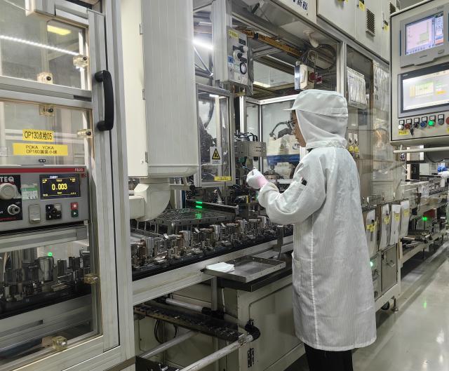 (250918) -- HEFEI, Sept. 18, 2025 (Xinhua) -- A staff member works at the production plant of the Marelli Powertrain (Hefei) Co., Ltd. in Hefei, east China's Anhui Province, Sept. 5, 2025. TO GO WITH "Economic Watch: Global automotive parts company embraces opportunities in China" (Xinhua/Wang Haiyue)