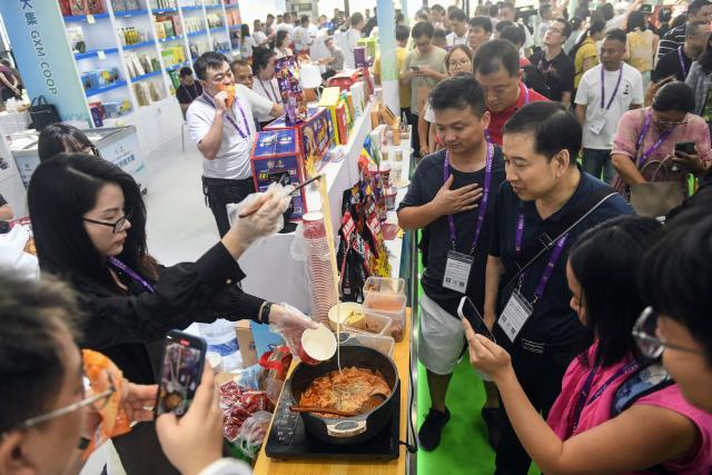 (250918) -- NANNING, Sept. 18, 2025 (Xinhua) -- Visitors wait to taste Luosifen at a booth of the 22nd China-ASEAN Expo in Nanning, south China's Guangxi Zhuang Autonomous Region, Sept. 17, 2025. Luosifen, or river snail rice noodles, drew attention and popularity at the ongoing 22nd China-ASEAN Expo.
  Known for its pungent smell, Luosifen is an iconic delicacy in Liuzhou. It features rice vermicelli soaked in a spicy broth nicely flavored by river snails and topped with ingredients such as pickled bamboo shoots, string beans, peanuts and fried tofu skin. In 2021, it was included in the fifth batch of China's national intangible cultural heritage list.
  Since 2015, the local government of Liuzhou has supported the modernization of Luosifen-related industries to achieve industrialization, standardization, branding and large-scale development of the industry. This signature street food has gained more recognition among overseas consumers ever since.
  In 2024, the total integrated industrial chain sales revenue of Luosifen exceeded 75 billion yuan (about 10.55 billion U.S. dollars) in Liuzhou. (Xinhua/Zhang Ailin)
