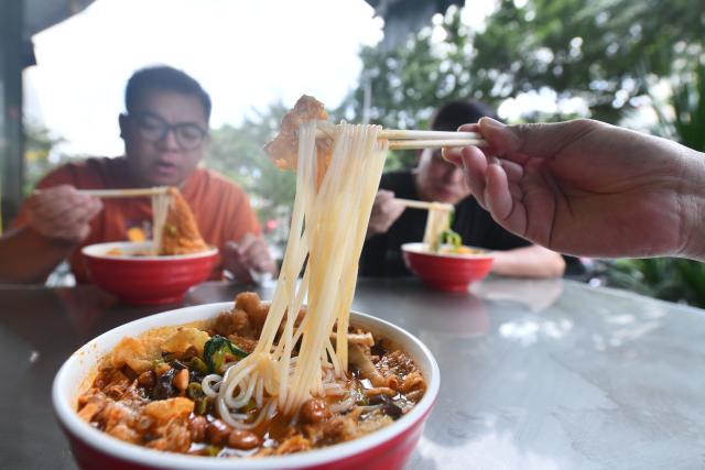(250918) -- NANNING, Sept. 18, 2025 (Xinhua) -- People enjoy Luosifen at a restaurant in Liuzhou, south China's Guangxi Zhuang Autonomous Region, Sept. 14, 2025. Luosifen, or river snail rice noodles, drew attention and popularity at the ongoing 22nd China-ASEAN Expo.
  Known for its pungent smell, Luosifen is an iconic delicacy in Liuzhou. It features rice vermicelli soaked in a spicy broth nicely flavored by river snails and topped with ingredients such as pickled bamboo shoots, string beans, peanuts and fried tofu skin. In 2021, it was included in the fifth batch of China's national intangible cultural heritage list.
  Since 2015, the local government of Liuzhou has supported the modernization of Luosifen-related industries to achieve industrialization, standardization, branding and large-scale development of the industry. This signature street food has gained more recognition among overseas consumers ever since.
  In 2024, the total integrated industrial chain sales revenue of Luosifen exceeded 75 billion yuan (about 10.55 billion U.S. dollars) in Liuzhou. (Xinhua/Huang Xiaobang)