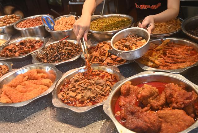 (250918) -- NANNING, Sept. 18, 2025 (Xinhua) -- A staff member adds toppings on a bowl of Luosifen at a restaurant in Nanning, south China's Guangxi Zhuang Autonomous Region, Sept. 18, 2025. Luosifen, or river snail rice noodles, drew attention and popularity at the ongoing 22nd China-ASEAN Expo.
  Known for its pungent smell, Luosifen is an iconic delicacy in Liuzhou. It features rice vermicelli soaked in a spicy broth nicely flavored by river snails and topped with ingredients such as pickled bamboo shoots, string beans, peanuts and fried tofu skin. In 2021, it was included in the fifth batch of China's national intangible cultural heritage list.
  Since 2015, the local government of Liuzhou has supported the modernization of Luosifen-related industries to achieve industrialization, standardization, branding and large-scale development of the industry. This signature street food has gained more recognition among overseas consumers ever since.
  In 2024, the total integrated industrial chain sales revenue of Luosifen exceeded 75 billion yuan (about 10.55 billion U.S. dollars) in Liuzhou. (Xinhua/Lu Boan)
