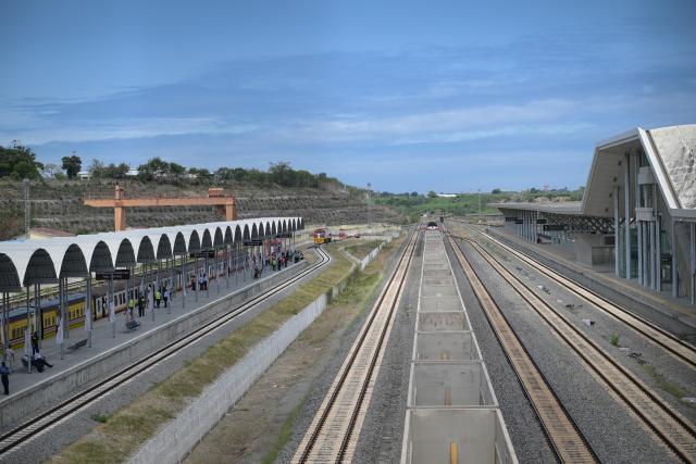 (250918) -- MOMBASA, Sept. 18, 2025 (Xinhua) -- This photo taken on Sept. 17, 2025 shows a transfer platform (L) of the Mombasa commuter railway service and a Standard Gauge Railway (SGR) platform (R) at the Mombasa Terminus of the Mombasa-Nairobi railway in Mombasa, Kenya, on Sept. 17, 2025. Kenyan President William Ruto on Wednesday commissioned the Mombasa commuter railway service that will link downtown sections of the port city to a Standard Gauge Railway (SGR) terminus, which will ease the mobility of passengers and goods.
   TO GO WITH "Kenya commissions commuter rail service to ease mobility in port city of Mombasa" (Xinhua/Yang Guang)