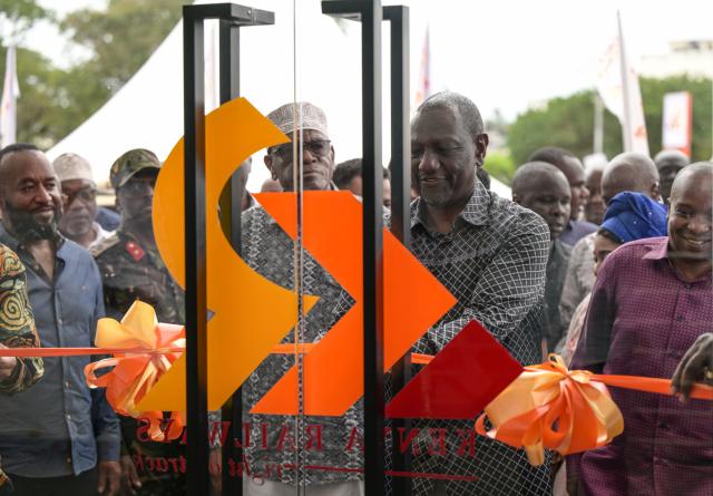 (250918) -- MOMBASA, Sept. 18, 2025 (Xinhua) -- Kenyan President William Ruto (2nd R, front) cuts the ribbon for a new station building of a commuter railway at the Mombasa Railway Station in Mombasa, Kenya, on Sept. 17, 2025. Ruto on Wednesday commissioned the Mombasa commuter railway service that will link downtown sections of the port city to a Standard Gauge Railway (SGR) terminus, which will ease the mobility of passengers and goods.
   TO GO WITH "Kenya commissions commuter rail service to ease mobility in port city of Mombasa" (Xinhua/Yang Guang)