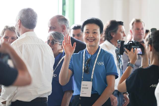 (250918) -- MILAN, Sept. 18, 2025 (Xinhua) -- Li Lingwei, member of the IOC Executive Board, visits the Milano Cortina 2026 Olympic and Paralympic Village in Milan, Italy, Sept. 18, 2025. (Xinhua/Li Jing)
