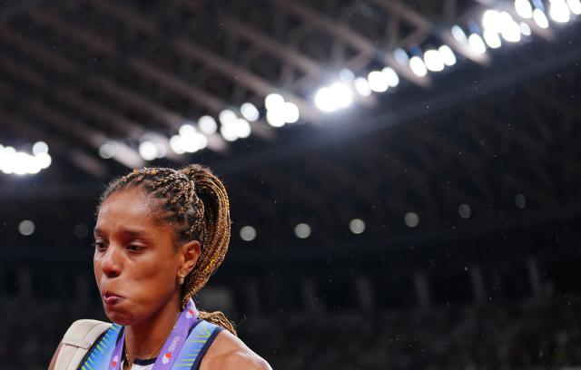 (250918) -- TOKYO, Sept. 18, 2025 (Xinhua) -- Yulimar Rojas of Venezuela cries after the women's triple jump final at the 2025 World Athletics Championships in Tokyo, Japan, Sept. 18, 2025. (Xinhua/Jia Haocheng)