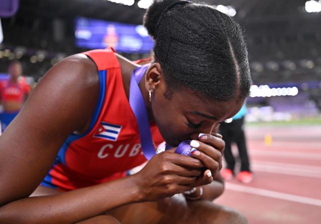 (250918) -- TOKYO, Sept. 18, 2025 (Xinhua) -- Leyanis Perez Hernandez of Cuba kisses her medal after the women's triple jump final at the 2025 World Athletics Championships in Tokyo, Japan, Sept. 18, 2025. (Xinhua/Song Yanhua)