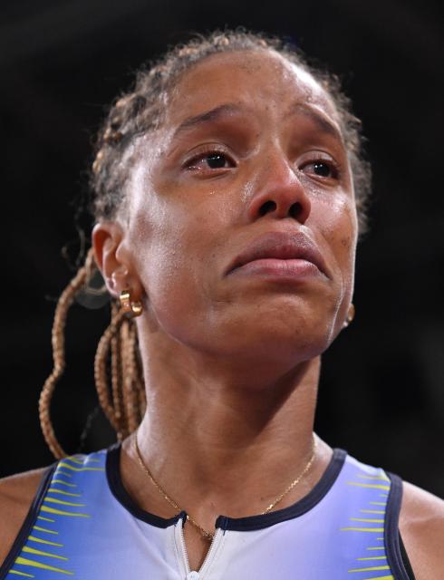 (250918) -- TOKYO, Sept. 18, 2025 (Xinhua) -- Yulimar Rojas of Venezuela cries after the women's triple jump final at the 2025 World Athletics Championships in Tokyo, Japan, Sept. 18, 2025. (Xinhua/Song Yanhua)