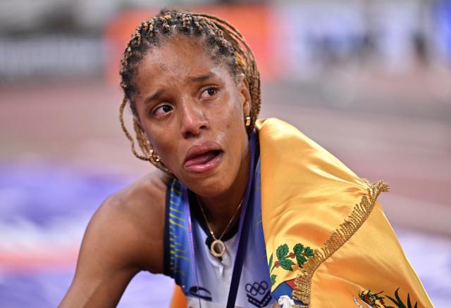 (250918) -- TOKYO, Sept. 18, 2025 (Xinhua) -- Yulimar Rojas of Venezuela cries after the women's triple jump final at the 2025 World Athletics Championships in Tokyo, Japan, Sept. 18, 2025. (Xinhua/Song Yanhua)