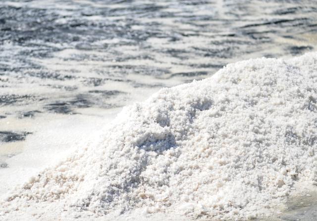 (250918) -- SIDOARJO, Sept. 18, 2025 (Xinhua) -- Freshly-harvested salt is seen at Tambak Cemandi village in Sidoarjo, East Java, Indonesia, Sept. 18, 2025. Indonesia aims to achieve salt self-sufficiency by 2027, with the government rolling out a series of programs to boost national salt production capacity, the Ministry of Marine and Fisheries Affairs said at a parliamentary hearing on Tuesday. (Photo by Sahlan Kurniawan/Xinhua)