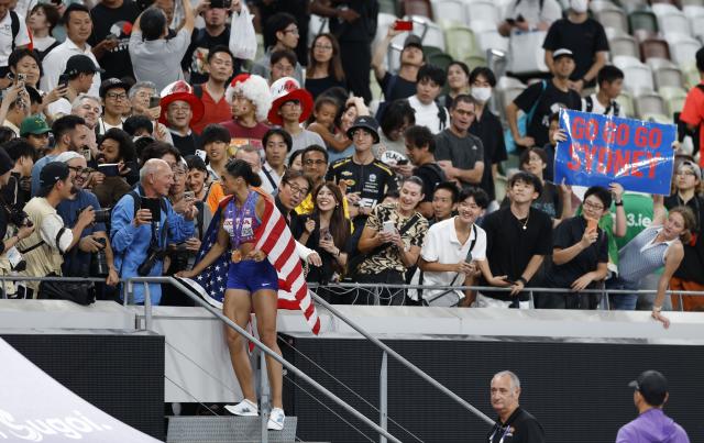 (250918) -- TOKYO, Sept. 18, 2025 (Xinhua) -- Gold medalist Sydney Mclaughlin-Levrone (Bottom L) of the United States celebrates after the women's 400m final at the 2025 World Athletics Championships in Tokyo, Japan, Sept. 18, 2025. (Xinhua/Wang Lili)
