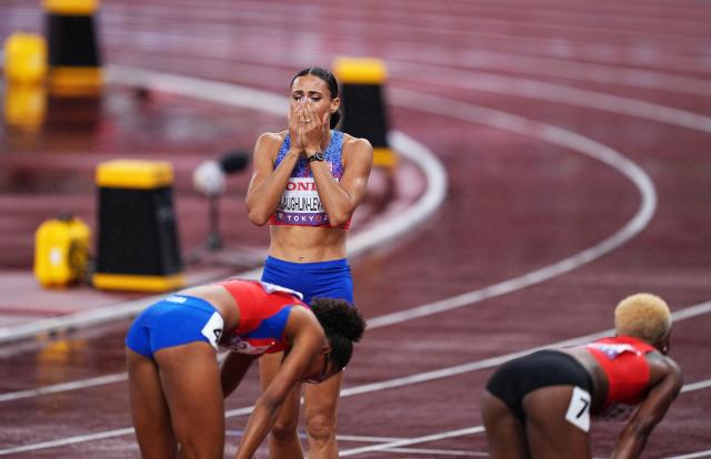 (250918) -- TOKYO, Sept. 18, 2025 (Xinhua) -- Gold medalist Sydney Mclaughlin-Levrone of the United States celebrates after the women's 400m final at the 2025 World Athletics Championships in Tokyo, Japan, Sept. 18, 2025. (Xinhua/Ju Huanzong)