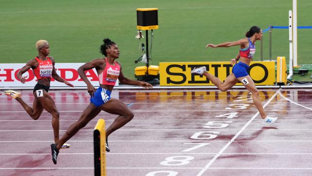 (250918) -- TOKYO, Sept. 18, 2025 (Xinhua) -- Sydney Mclaughlin-Levrone (R) of the United States competes during the women's 400m final at the 2025 World Athletics Championships in Tokyo, Japan, Sept. 18, 2025. (Xinhua/Ju Huanzong)