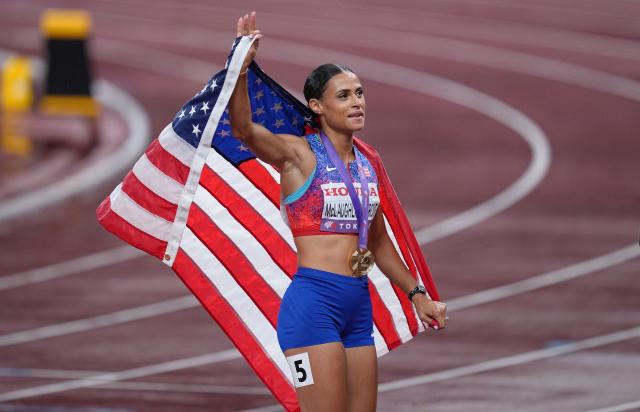 (250918) -- TOKYO, Sept. 18, 2025 (Xinhua) -- Gold medalist Sydney Mclaughlin-Levrone of the United States celebrates after the women's 400m final at the 2025 World Athletics Championships in Tokyo, Japan, Sept. 18, 2025. (Xinhua/Ju Huanzong)