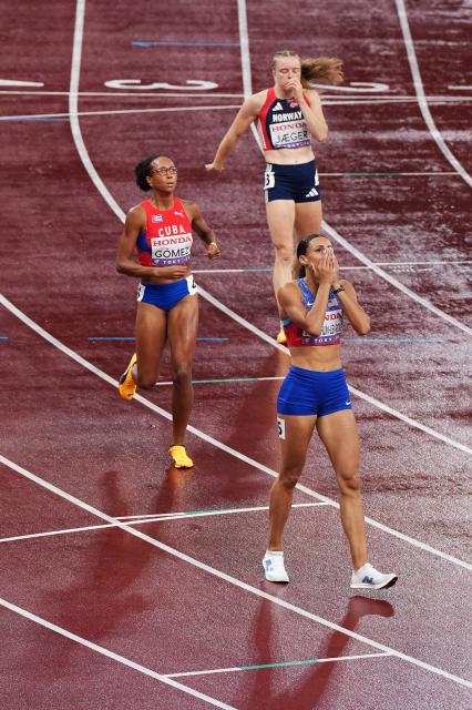 (250918) -- TOKYO, Sept. 18, 2025 (Xinhua) -- Gold medalist Sydney Mclaughlin-Levrone (Bottom) of the United States celebrates after the women's 400m final at the 2025 World Athletics Championships in Tokyo, Japan, Sept. 18, 2025. (Xinhua/Lui Siu Wai)
