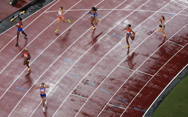 (250918) -- TOKYO, Sept. 18, 2025 (Xinhua) -- Gold medalist Sydney Mclaughlin-Levrone (Bottom) of the United States celebrates after the women's 400m final at the 2025 World Athletics Championships in Tokyo, Japan, Sept. 18, 2025. (Xinhua/Li Ming)