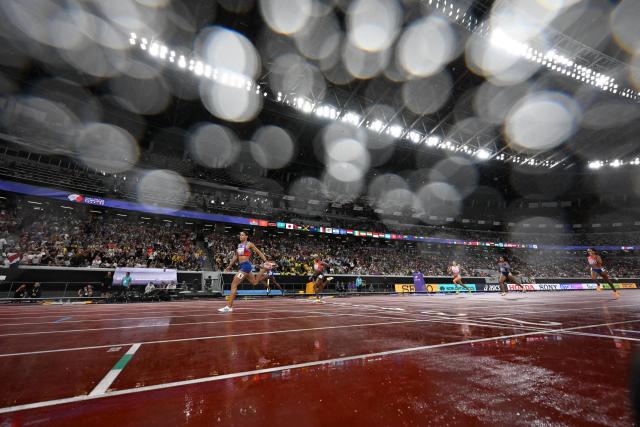 (250918) -- TOKYO, Sept. 18, 2025 (Xinhua) -- Sydney Mclaughlin-Levrone (1st L) of the United States competes during the women's 400m final at the 2025 World Athletics Championships in Tokyo, Japan, Sept. 18, 2025. (Xinhua/Li Gang)