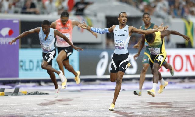 (250918) -- TOKYO, Sept. 18, 2025 (Xinhua) -- Gold medalist Busang Collen Kebinatshipi (Front) of Botswana celebrates after the men's 400M final at the 2025 World Athletics Championships in Tokyo, Japan, Sept. 18, 2025. (Xinhua/Wang Lili)