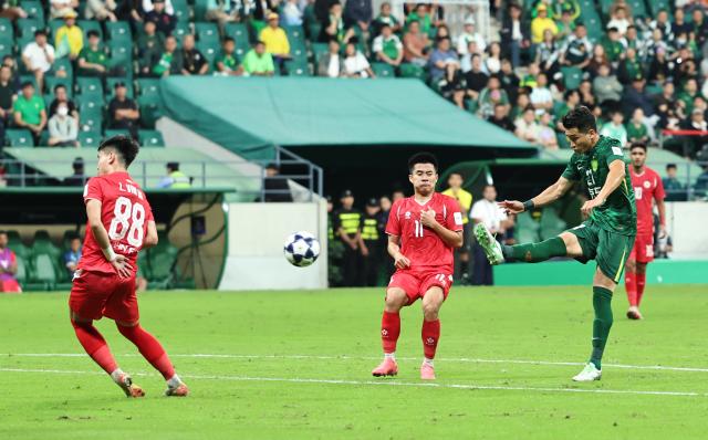 (250918) -- BEIJING, Sept. 18, 2025 (Xinhua) -- Zhang Yuan (Front R) of Beijing Guoan shoots during the Pool E match between Beijing Guoan of China and Cong An Ha Noi FC of Vietnam at the AFC Champions League Two in Beijing, capital of China, Sept. 18, 2025. (Xinhua/Wang Kaiyan)