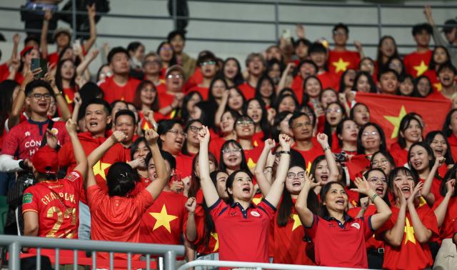 (250918) -- BEIJING, Sept. 18, 2025 (Xinhua) -- Supporters of Cong An Ha Noi FC cheer during the Pool E match between Beijing Guoan of China and Cong An Ha Noi FC of Vietnam at the AFC Champions League Two in Beijing, capital of China, Sept. 18, 2025. (Xinhua/Wang Kaiyan)