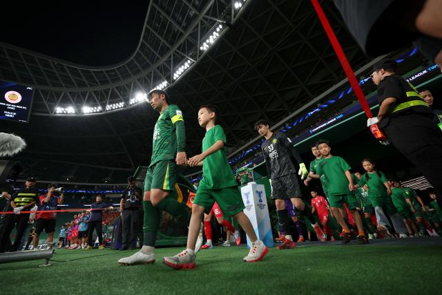 (250918) -- BEIJING, Sept. 18, 2025 (Xinhua) -- Players of Beijing Guoan walk into the field before the Pool E match between Beijing Guoan of China and Cong An Ha Noi FC of Vietnam at the AFC Champions League Two in Beijing, capital of China, Sept. 18, 2025. (Xinhua/Hu Xingyu)