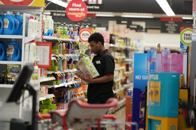 (250919) -- CANBERRA, Sept. 19, 2025 (Xinhua) -- A store worker restocks shelves in Tuggeranong shopping center, in Canberra, Australia, on Sept. 18, 2025. Australia's unemployment rate remained steady at 4.2 percent in August despite a fall in full-time employment.
   Official labor force figures published on Thursday by the Australian Bureau of Statistics (ABS) said that the unemployment rate was 4.2 percent in August, matching the figure for July. (Photo by Zhang Na/Xinhua)