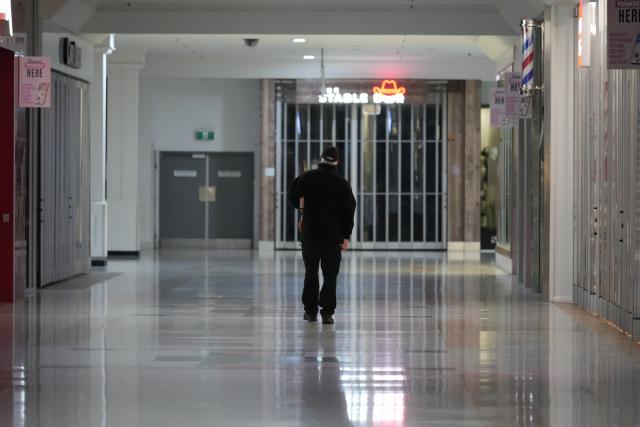 (250919) -- CANBERRA, Sept. 19, 2025 (Xinhua) -- A man passes the shuttered shop in Tuggeranong, Canberra, Australia, on Sept. 18, 2025. Australia's unemployment rate remained steady at 4.2 percent in August despite a fall in full-time employment.
   Official labor force figures published on Thursday by the Australian Bureau of Statistics (ABS) said that the unemployment rate was 4.2 percent in August, matching the figure for July. (Photo by Zhang Na/Xinhua)