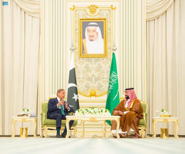 (250918) -- RIYADH, Sept. 18, 2025 (Xinhua) -- Saudi Crown Prince and Prime Minister Mohammed bin Salman Al Saud (R) meets with visiting Pakistani Prime Minister Shehbaz Sharif in Riyadh, Saudi Arabia, Sept. 17, 2025. Saudi Arabia and Pakistan signed a mutual defense agreement on Wednesday in the Saudi capital Riyadh, under which any attack against either country will be considered "an aggression against both," the Saudi Press Agency reported. (SPA/Handout via Xinhua)