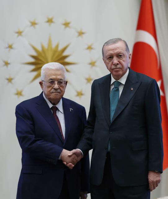 (250918) -- ANKARA, Sept. 18, 2025 (Xinhua) -- Turkish President Recep Tayyip Erdogan (R) meets with Palestinian President Mahmoud Abbas in Ankara, Türkiye, Sept. 18, 2025, to discuss Israel's escalating offensive in Gaza and broader regional developments, the Turkish presidency said in a statement. (Mustafa Kaya/Handout via Xinhua)