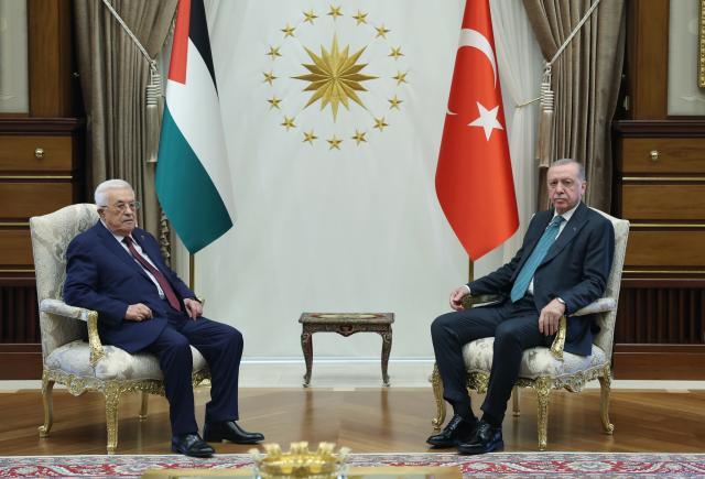 (250918) -- ANKARA, Sept. 18, 2025 (Xinhua) -- Turkish President Recep Tayyip Erdogan (R) meets with Palestinian President Mahmoud Abbas in Ankara, Türkiye, Sept. 18, 2025, to discuss Israel's escalating offensive in Gaza and broader regional developments, the Turkish presidency said in a statement. (Mustafa Kaya/Handout via Xinhua)