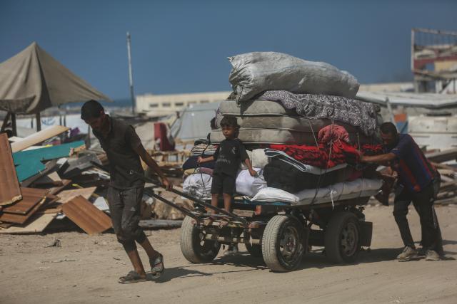 (250918) -- GAZA CITY, Sept. 18, 2025 (Xinhua) -- Photo taken on the Rashid road, the coastal road west of Gaza City, shows a Palestinian kid from the northern Gaza Strip fleeing to the south amid the large-scale Israeli military operation in the Gaza City, Sept. 18, 2025. (Photo by Rizek Abdeljawad/Xinhua)