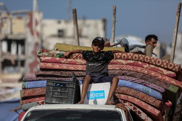 (250918) -- GAZA CITY, Sept. 18, 2025 (Xinhua) -- Photo taken on the Rashid road, the coastal road west of Gaza City, shows a Palestinian kid from the northern Gaza Strip fleeing to the south amid the large-scale Israeli military operation in the Gaza City, Sept. 18, 2025. (Photo by Rizek Abdeljawad/Xinhua)