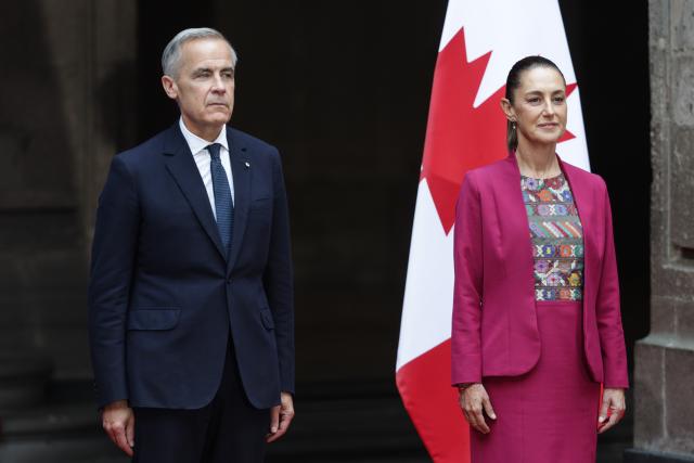 (250918) -- MEXICO CITY, Sept. 18, 2025 (Xinhua) -- Mexican President Claudia Sheinbaum (R) holds a welcome ceremony for visiting Canadian Prime Minister Mark Carney at the National Palace, in Mexico City, the capital of Mexico, Sept. 18, 2025. (Photo by Francisco Canedo/Xinhua)