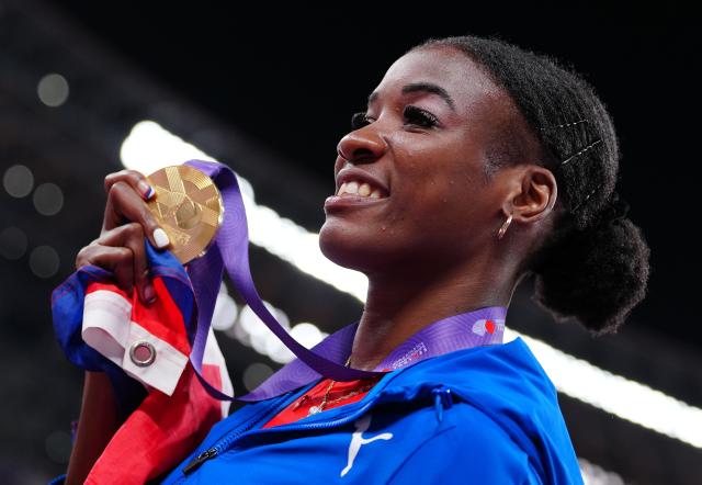 (250919) -- TOKYO, Sept. 19, 2025 (Xinhua) -- Gold medalist Leyanis Perez Hernandez of Cuba displays her gold medal after the women's triple jump final at the 2025 World Athletics Championships in Tokyo, Japan, Sept. 18, 2025. (Xinhua/Jia Haocheng)