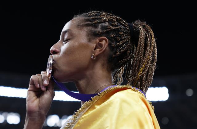 (250919) -- TOKYO, Sept. 19, 2025 (Xinhua) -- Bronze medalist Yulimar Rojas of Venezuela kisses her medal after the women's triple jump final at the 2025 World Athletics Championships in Tokyo, Japan, Sept. 18, 2025. (Xinhua/Wang Lili)