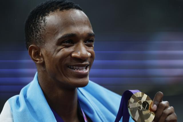 (250919) -- TOKYO, Sept. 19, 2025 (Xinhua) -- Gold medalist Busang Collen Kebinatshipi of Botswana displays his gold medal after the men's 400M final at the 2025 World Athletics Championships in Tokyo, Japan, Sept. 18, 2025. (Xinhua/Wang Lili)